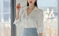 女子双腿跨坐男友裆部磨蹭